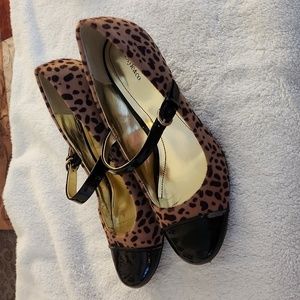 Size 10 womans style & co patent leather toe pumps with leopard